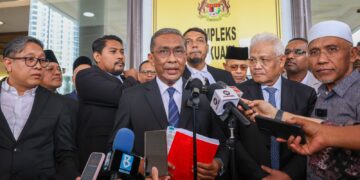 TAKIYUDDIN Hassan (tengah) ketika sidang media selepas mahkamah memutuskan memihak kepada Perikatan Nasional (PN) dalam prosiding semakan kehakiman berhubung tindakan Pendaftar Pertubuhan (RoS) menggantung semua kegiatan gabungan di Mahkamah Kuala Lumpur.-UTUSAN/ISKANDAR ISHAK