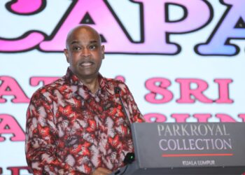 R. Ramanan sewaktu berucap pada Majlis Apresiasi Perkhidmatan Warga Kementerian Sumber Manusia (Kesuma) di Parkroyal Collection Kuala Lumpur, hari ini. - UTUSAN/FARIZWAN HASBULLAH