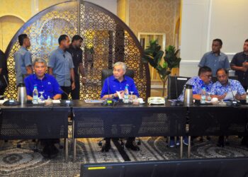 AHMAD Zahid Hamidi mempengerusikan Mesyuarat Jawatankuasa Induk BN bagi Pilihan Raya Umum Negeri Melaka Ke-16 di MITC, Melaka malam tadi. UTUSAN/AMRAN MULUP