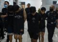 EMPAT individu yang terbabit dalam pergaduhan membabitkan dua kumpulan di sebuah tokong ketika dibawa anggota polis ke Mahkamah Ampang, di sini hari ini. - UTUSAN/SYAKIR RADIN