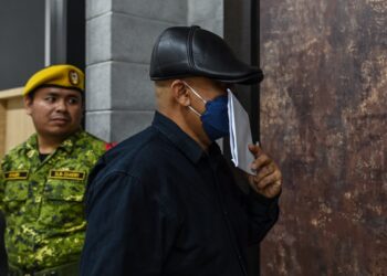 SAIFUL Anuar Abdul Aziz yang didakwa mencabul anak lelaki seorang pegawai kanan polis ketika hadir di Mahkamah Majistret Ampang, di sini hari ini. - UTUSAN/SYAKIR RADIN