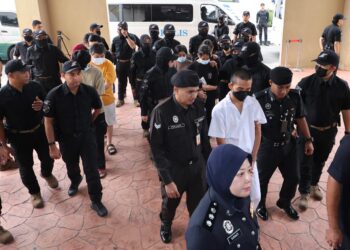 SERAMAI sembilan individu berusia antara 18 hingga 44 tahun dihadapkan ke Mahkamah Sesyen Petaling Jaya atas pertuduhan menyertai kumpulan jenayah terancang, Geng Yunaa.