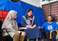 Aiman Athirah (kiri) menziarahi ibu bapa arwah Derma Damiya’ Nur Mikayla di Dengkil, hari ini.