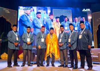 Ayob Khan Mydin Pitchay menerima menerima penghargaan khas daripada PERMIM atas jasa dan sumbangan beliau kepada negara serta masyarakat sempena Persidangan Maulid Ke-6 anjuran Majlis Persekutuan Pertubuhan India Muslim Malaysia (PERMIM) di Kuala Lumpur baru-baru ini.