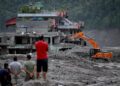 KERJA-kerja mencari dan menyelamat ditingkatkan selepas banjir kilat melanda Pusat Trishuli di daerah Nuwakot, Nepal.- AFP