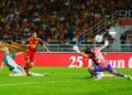 Pemain Selangor FC, Eduardo Jose Sosa Vegas menjaringkan gol ketika menentang Kuching City FC pada perlawanan separuh akhir pertama Piala FA 2026/2027, di Stadium Majlis Bandaraya Petaling Jaya, di sini hari ini.-UTUSAN/SHIDDIEQIIN ZON