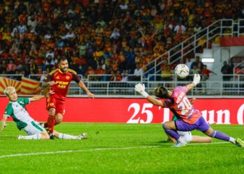 Pemain Selangor FC, Eduardo Jose Sosa Vegas menjaringkan gol ketika menentang Kuching City FC pada perlawanan separuh akhir pertama Piala FA 2026/2027, di Stadium Majlis Bandaraya Petaling Jaya, di sini hari ini.-UTUSAN/SHIDDIEQIIN ZON