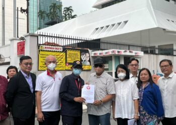 Chong Ket Pen (empat, kiri), menyerahkan memorandum berhubung isu kebakaran hutan dan tanah serta jerebu rentas sempadan kepada Kedutaan Republik Indonesia di Kuala Lumpur, hari ini.