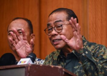 KHALED Nordin ketika sesi sidang media pada Majlis Perasmian Perhimpunan Agung Negara ke-100 Persatuan Veteran Angkatan Tentera Malaysia (PVATM) di De Palma Hotel Ampang di sini, hari ini. - UTUSAN/SYAKIR RADIN