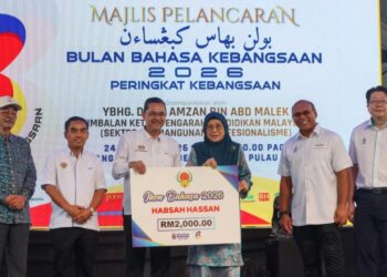 AMZAN Abd. Malek (tiga dari kiri) mewakili Fadhlina Sidek ketika menyampaikan anugerah Ikon Bahasa 2026 kepada penulis lirik terkenal, Datuk Habsah Hassan pada Majlis Pelancaran Bulan Bahasa Kebangsaan 2026 Peringkat Kebangsaan di Padang Kota Lama, George Town, Pulau Pinang hari ini. - UTUSAN/DANIAL SAAD