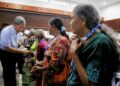 MOHAMAD Hasan menyampaikan Sumbangan Deepavali kepada penerima Peringkat DUN Rantau di Dewan Komuniti Rantau, Seremban hari ini.-UTUSAN/MOHD. SHAHJEHAN MAAMIN.