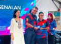 SAIFUDDIN Nasution Ismail (tengah) menyerahkan kad pengenalan generasi baharu kepada salah seorang penerima pada Program Kampung Angkat Madani di Kampung Melayu Sedenak, Kulai, Johor, semalam.