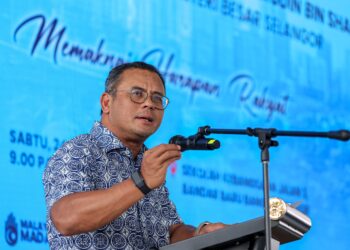 Menteri Besar Selangor, Datuk Seri Amirudin Shari berucap pada Program Madani Kita (PMK) Bersama-sama Komuniti Sungai Ramal di Sekolah Kebangsaan Jalan 3 di sini hari ini. GAMBAR: FARIZ RUSADIO