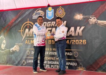 Muhammad Kifli Ma Hassan (kanan) menyampaikan cenderamata di Program Advanced Leadership and Management Program (ALMP) Siri 89 Bil 4/2026 di Lapang Sasar Shapadu, Presint 20, di sini hari ini.