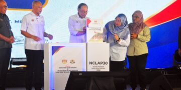 ANWAR Ibrahim merasmikan peluncuran Peluncuran Pelan Tindakan Sara Hidup Negara (NCLAP30) di pekarangan Stadium Hang Jebat, hari ini. UTUSAN/AMRAN MULUP