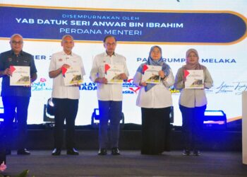 ANWAR Ibrahim merasmikan peluncuran Peluncuran Pelan Tindakan Sara Hidup Negara (NCLAP30) di pekarangan Stadium Hang Jebat, hari ini. UTUSAN/AMRAN MULUP