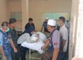 Norfarahin Mohammad memberi penghormatan terakhir kepada anaknya sebelum di HSNI, Batu Pahat