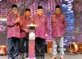 KAMARUDDIN Md. Nor (dua dari kanan) melakukan gimik sempena Simposium Antarabangsa Penggunaan Dan Kelangsungan Bahasa Melalui Nusantara 2026 di Kota Bharu hari ini. - UTUSAN/ ROSLIZA MOHAMED
