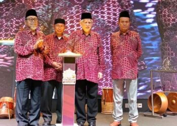 KAMARUDDIN Md. Nor (dua dari kanan) melakukan gimik sempena Simposium Antarabangsa Penggunaan Dan Kelangsungan Bahasa Melalui Nusantara 2026 di Kota Bharu hari ini. - UTUSAN/ ROSLIZA MOHAMED