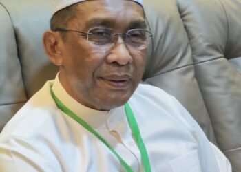TAKIYUDDIN Hassan semasa sidang media selepas program Himpunan dan Munajat Penyatuan Ummah (Himpak) sempena Karnival Rakyat Kelantan 36 Tahun Membangun Bersama Islam (MBI) di Stadium Sultan Muhammad IV, Kota Bharu, Kelantan malam tadi-UTUSAN/MUSTAQIM MOHAMED.