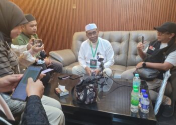 TAKIYUDDIN Hassan (tengah) semasa menjawab soalan yang dikemukakan wartawan program Himpunan dan Munajat Penyatuan Ummah (Himpak) sempena Karnival Rakyat Kelantan 36 Tahun Membangun Bersama Islam (MBI) di Stadium Sultan Muhammad IV, Kota Bharu, Kelantan-UTUSAN/MUSTAQIM MOHAMED.