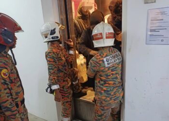 PASUKAN bomba sedang menjalankan kerja-kerja menyelamat mangsa yang terperangkap dalam lif di sebuah pangsapuri di Lilitan Sungai Ara, Bayan Lepas, Pulau Pinang.-IHSAN JBPM PULAU PINANG