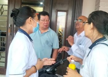 A.RAJENDRAN (dua dari kanan) ketika bertemu dengan penduduk yang berhampiran dengan lokasi kejadian tanah runtuh di Taman Sri Rambai, Air Itam, Pulau Pinang, hari ini.-UTUSAN/SAFINA RAMLI