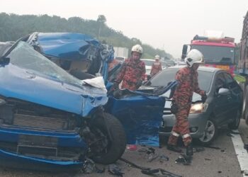KEADAAN Ford Ranger yang remuk selepas melanggar belakang sebuah treler di Kilometer 107 Lebuhraya Utara Selatan di Yong Peng, Batu Pahat.