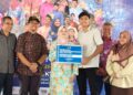 FADHLINA Sidek (tiga dari kiri) ketika menyerahkan sumbangan Program Pembangunan Pelajar STPM semasa menghadiri Program Jelajah Negaraku: Aku Kasih Malaysia di Nibong Tebal, Pulau Pinang hari ini.