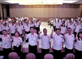 DOMINIC Lau Hoe Chai, (tengah depan), bersama perwakilan ketika hadir di Persidangan Perwakilan Negeri Ke-51, Wanita dan Pemuda Ke-39 Gerakan Negeri Sembilan di Seremban hari ini.-UTUSAN/MOHD. SHAHJEHAN MAAMIN.