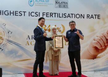 TUNKU Azizah Aminah Maimunah Iskandariah menyaksikan penyampaian sijil pengiktirafan kepada Malaysia Alpha IVF Group. Sijil disampaikan oleh Christopher Wong (kanan) kepada Colin Lee (kiri). - UTUSAN/