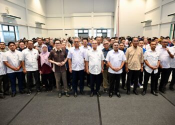 WAN Rosdy Wan Ismail, (tengah) bersama peserta Program Turun Padang Penasihat Khas MPUPK Zon Timur di Kuantan, Pahang, hari ini.
