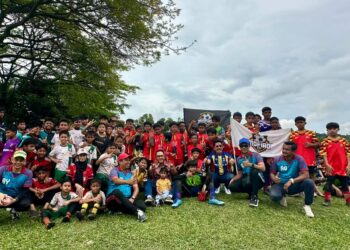 ABBAS Azmi (tengah duduk) bergambar bersama pasukan bola sepak liga Vipers Super Sunday 2026 di Seri Serdang, Selangor, hari ini.