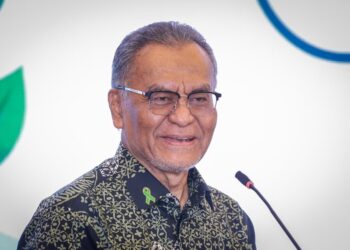 DZULKEFLY Ahmad sewaktu berucap pada majlis Sambutan Bulan Kesihatan Mental Sedunia Peringkat Kebangsaan 2026 di Pusat Dagangan Dunia (WTC), di sini hari ini. - UTUSAN/MUHAMAD IQBAL ROSLI