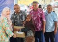 FADHLINA Sidek menyerahkan Bakul Rahmah pada Program Jelajah Negaraku: Aku Kasih Malaysia di Nibong Tebal, Pulau Pinang.