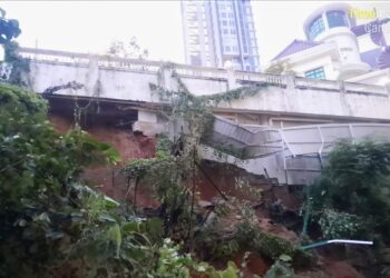 KEJADIAN tanah runtuh yang berlaku di Jalan Tanjung Tokong, Tanjung Bungah, Pulau Pinang lewat petang hari ini menyebabkan dua buah kereta tertimbus.-IHSAN JBPM PULAU PINANG