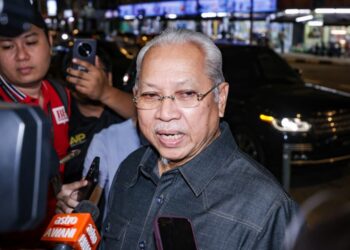 ANNUAR Musa pada sidang akhbar Mesyuarat Majlis Tertinggi PN di Ibu Pejabat PAS di sini, malam ini. - UTUSAN/MUHAMAD IQBAL ROSLI