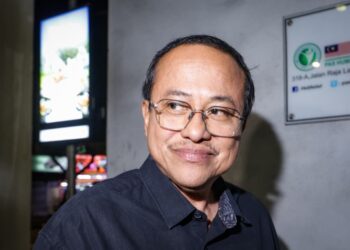 AHMAD Samsuri Mokhtar tiba  bagi Mesyuarat Majlis Tertinggi PN di Ibu Pejabat PAS di sini, malam ini. - UTUSAN/MUHAMAD IQBAL ROSLI