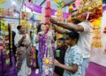 MENTERI di Jabatan Perdana Menteri (Wilayah Persekutuan), Hannah Yeoh beramah mesra dengan pengunjung selepas merasmikan Bazar Deepavali, di Pusat Sukan dan Rekreasi DBKL Bric- UTUSAN/SHIDDIEQIIN ZON