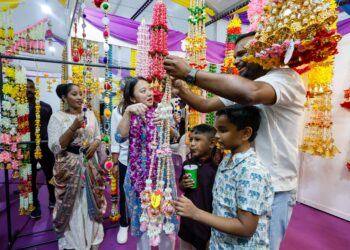 MENTERI di Jabatan Perdana Menteri (Wilayah Persekutuan), Hannah Yeoh beramah mesra dengan pengunjung selepas merasmikan Bazar Deepavali, di Pusat Sukan dan Rekreasi DBKL Bric- UTUSAN/SHIDDIEQIIN ZON