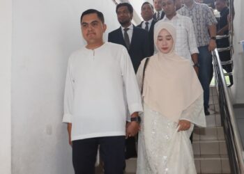 MUHAMAD Akmal Saleh (kiri) dan isteri, Datin Dr. Fatin Nadhirah Idrus bersama peguam dan penyokong mereka ketika berada di Kompleks Mahkamah Bukit Mertajam, Pulau Pinang hari ini untuk mendengar permohonan representasi berhubung pertuduhan kenyataan kontroversi beliau susulan isu Jalur Gemilang, tahun lepas.-UTUSAN/DANIAL SAAD