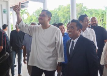 MUHAMAD Akmal Saleh menunjukkan isyarat bagus ketika tiba di pekarangan Kompleks Mahkamah Bukit Mertajam, Pulau Pinang hari ini.-UTUSAN/DANIAL SAAD