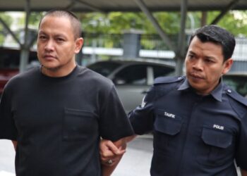 SUAMI pegawai AKPS dibawa ke Mahkamah Seremban untuk dituduh, hari ini. - UTUSAN/MOHD. SHAHJEHAN MAAMIN