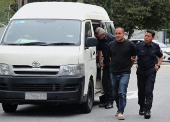 SUAMI pegawai AKPS dibawa ke Mahkamah Seremban untuk dituduh, hari ini. - UTUSAN/MOHD. SHAHJEHAN MAAMIN