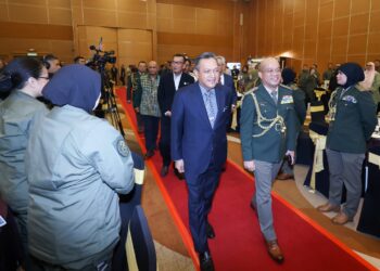 Awang Alik Jeman diiringi Timbalan Ketua Pengarah (Pengurusan) AKPS, Ismail Mokhtar ketika hadir pada Majlis Sambutan Ulang Tahun Kedua AKPS Tahun 2026 di Sepang. - UTUSAN/FAISOL MUSTAFA