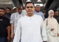 MUHAMAD Akmal Saleh (tengah) bersama ahli keluarga serta penyokongnya ketika tiba di pekarangan Kompleks Mahkamah Bukit Mertajam, Pulau Pinang untuk mendengar keputusan representasi susulan kenyataan kontroversinya berhubung isu Jalur Gemilang sebelum ini.-UTUSAN/DANIAL SAAD