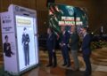 AWANG Alik Jeman (kiri) melancarkan hologram Qaseh Setia AKPS pada Majlis Sambutan Ulang Tahun Kedua AKPS Tahun 2026 di Sepang. - UTUSAN/FAISOL MUSTAFA
