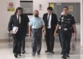 TERTUDUH (dua dari kiri) dihadapkan ke Mahkamah Sesyen, di sini, atas pertuduhan melakukan amang seksual dan kekerasan ke dua kanak-kanak pada Ogos lalu. - UTUSAN/ASYRAF MUHAMMAD