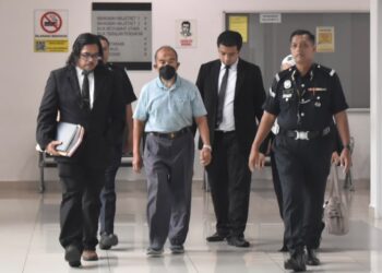 TERTUDUH (dua dari kiri) dihadapkan ke Mahkamah Sesyen, di sini, atas pertuduhan melakukan amang seksual dan kekerasan ke dua kanak-kanak pada Ogos lalu. - UTUSAN/ASYRAF MUHAMMAD