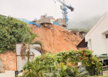 KEJADIAN tanah runtuh yang berlaku di Taman Seri Rambai, Paya Terubong, George Town, Pulau Pinang kelmarin mengorbankan seorang warga emas lelaki yang juga merupakan seorang doktor berusia 73 tahun. – UTUSAN/SAFINA RAMLI
